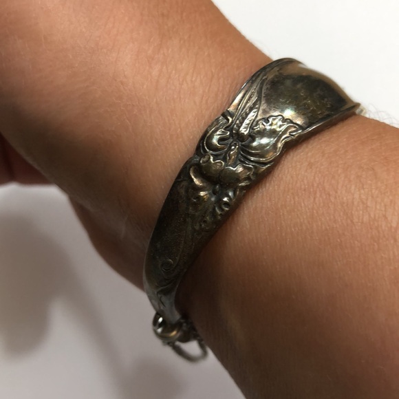 Upcycled silverware bracelet with blue tigers eye bead and magnetic clasp - Picture 4 of 4